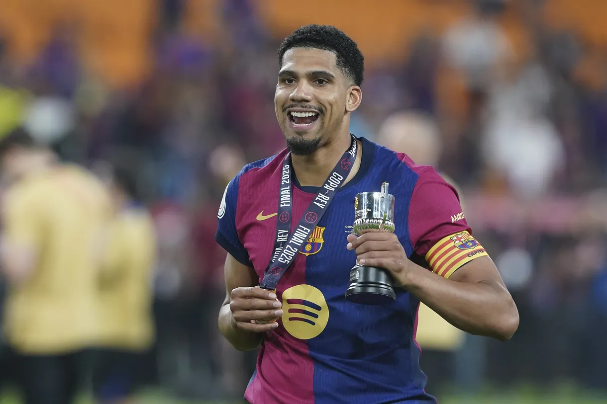 How Much Does Ronald Araujo Earn at Barcelona? 1 2211658089.0