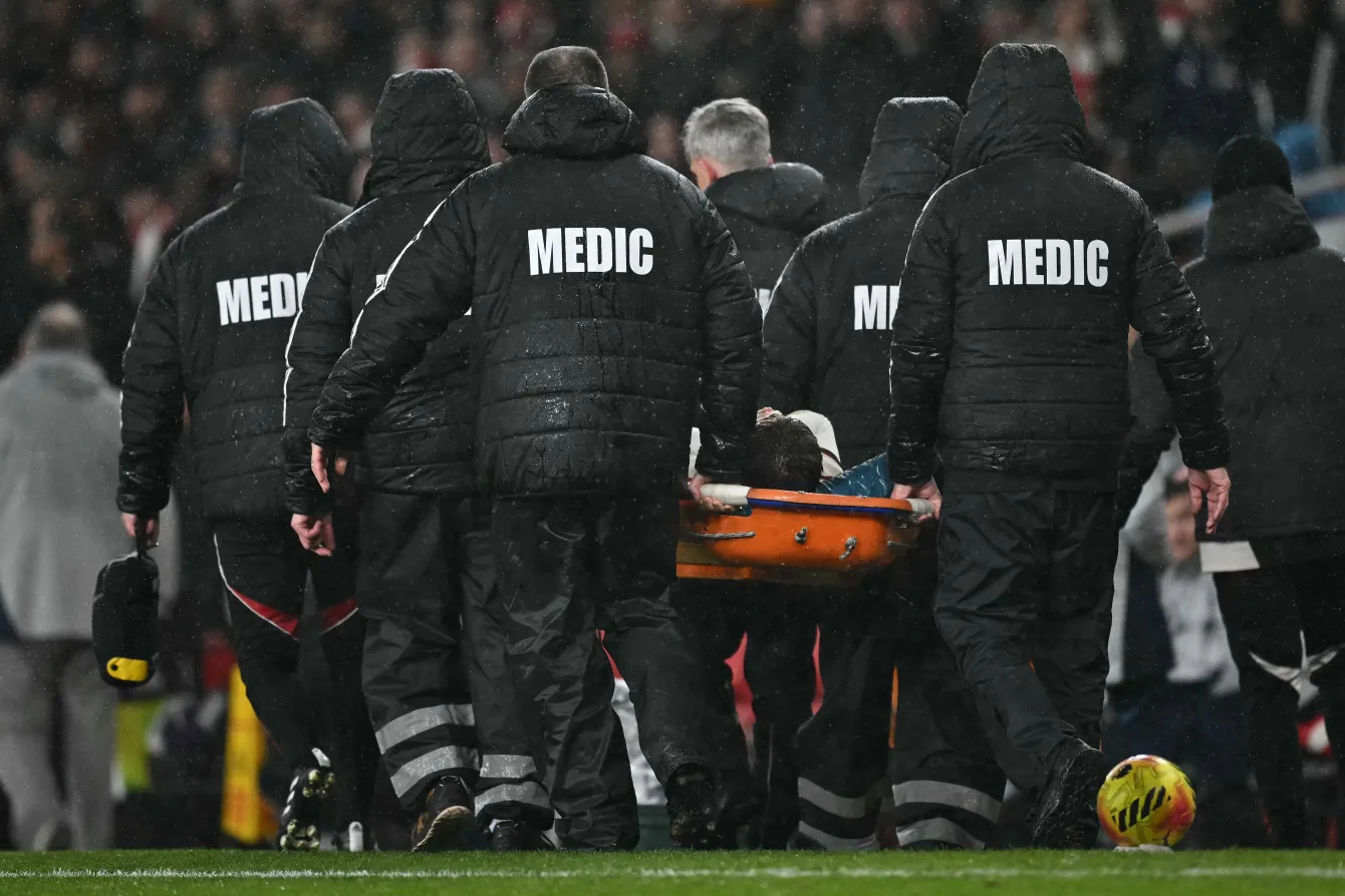 Arsenal Slammed for Player Defense Amid Manager Touchline Controversy 1 12 conor bradley stretchered off 1050211125